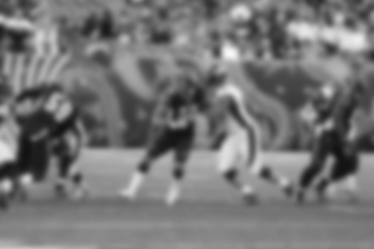 Linebacker Jordan Evans rushes the passer against the Denver Broncos.