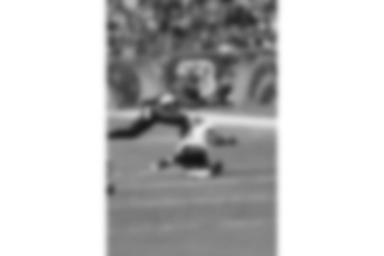 Shawn Williams makes an interception in a game against Baltimore in 2015.