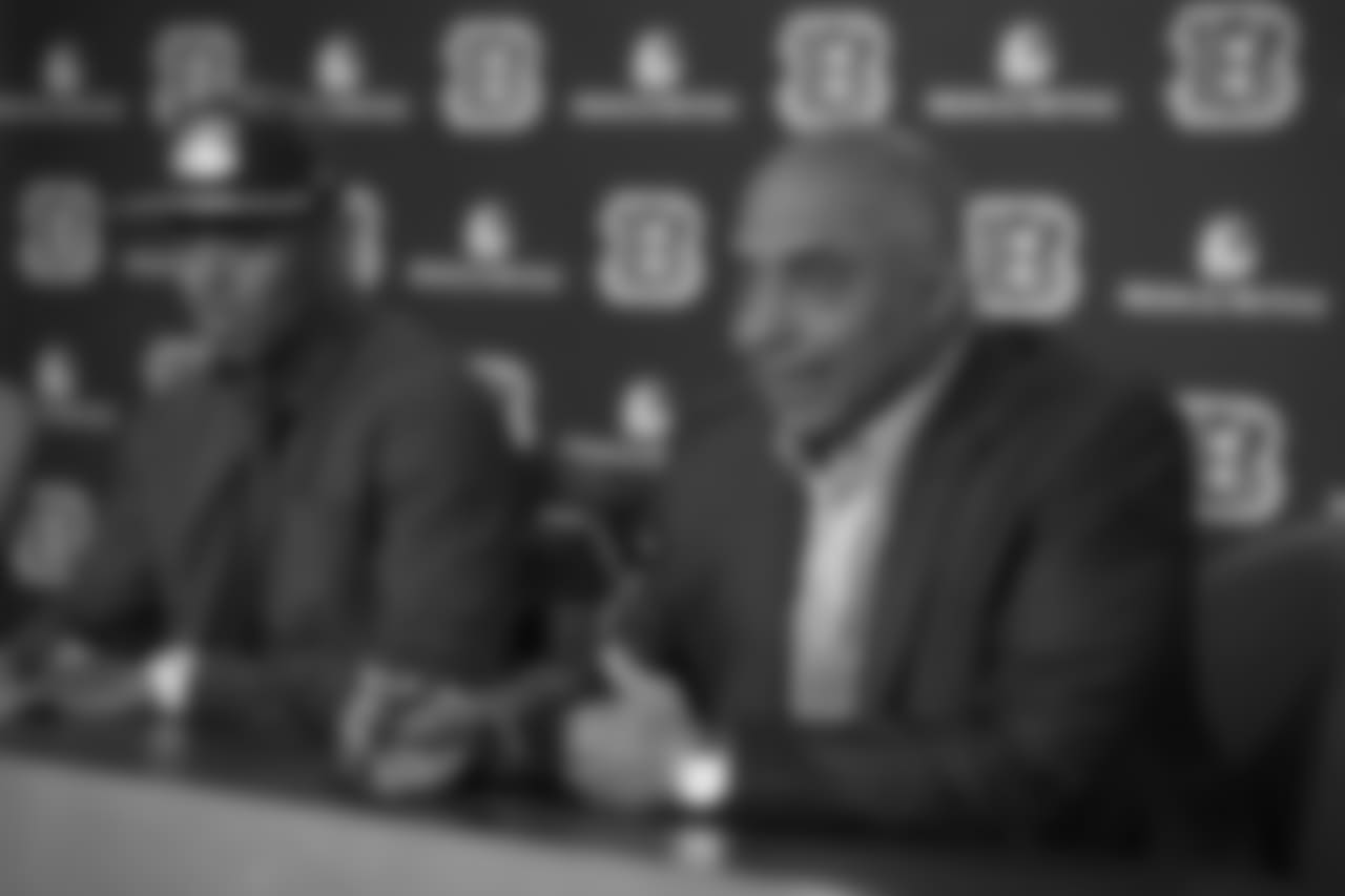 Cincinnati Bengals head coach Marvin Lewis, right, speaks alongside first round draft pick William Jackson III during a news conference at Paul Brown Stadium, Friday, April 29, 2016, in Cincinnati. (AP Photo/John Minchillo)