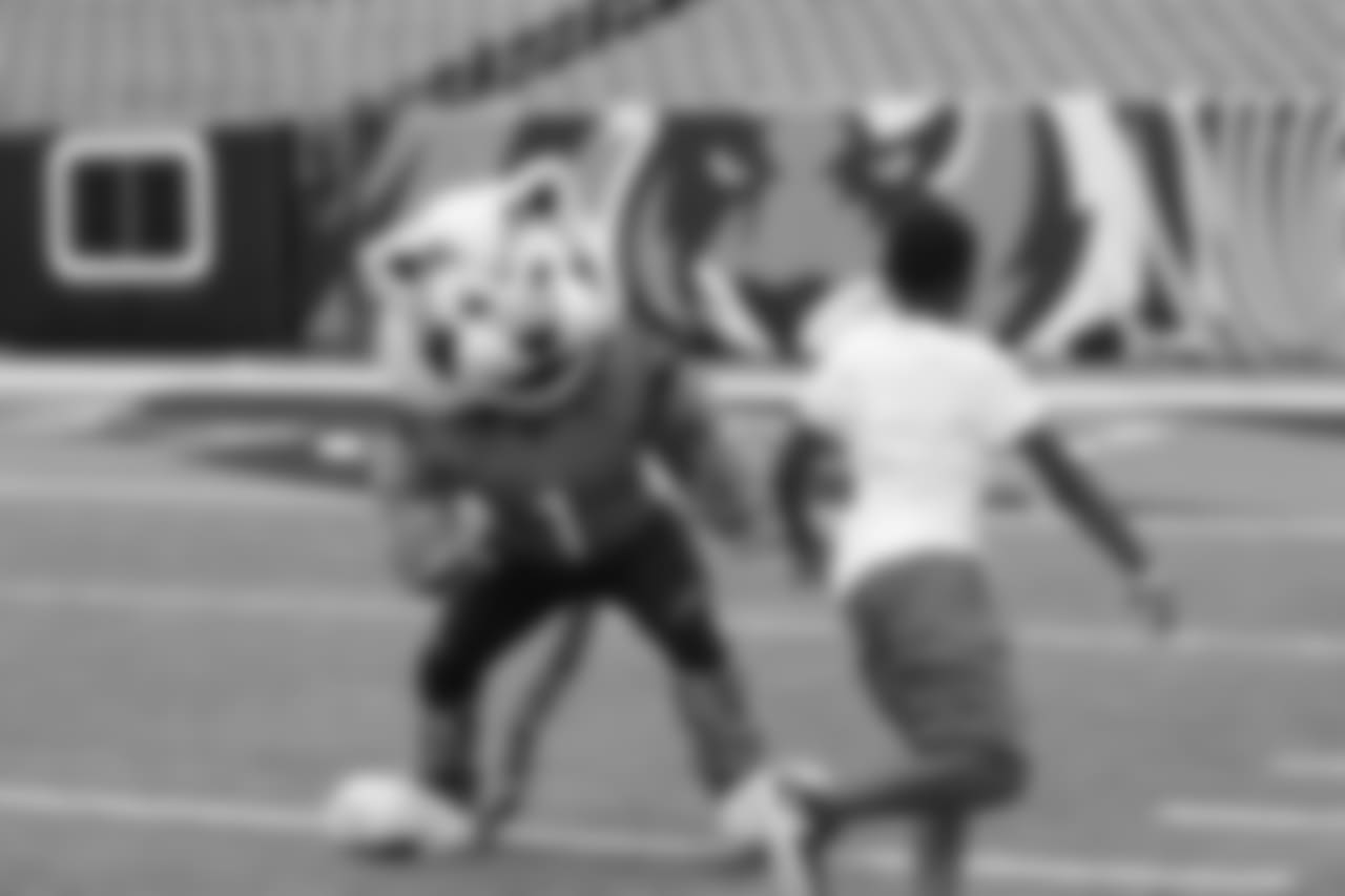 Bengals mascot Who Dey participates in an NFL PLAY60 event with students from South Avondale.