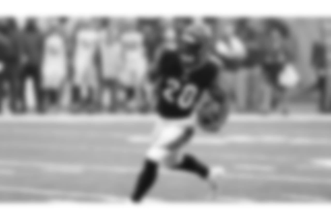 Joe Mixon carries the ball for a 43 yard run against the Tampa Bay Buccaneers.
