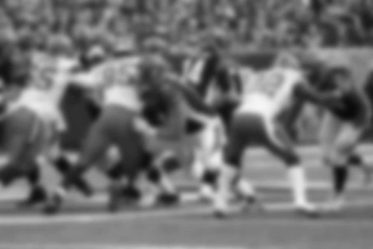 Tackle Jake Fisher blocks 2018 Pro Bowler Myles Garrett.