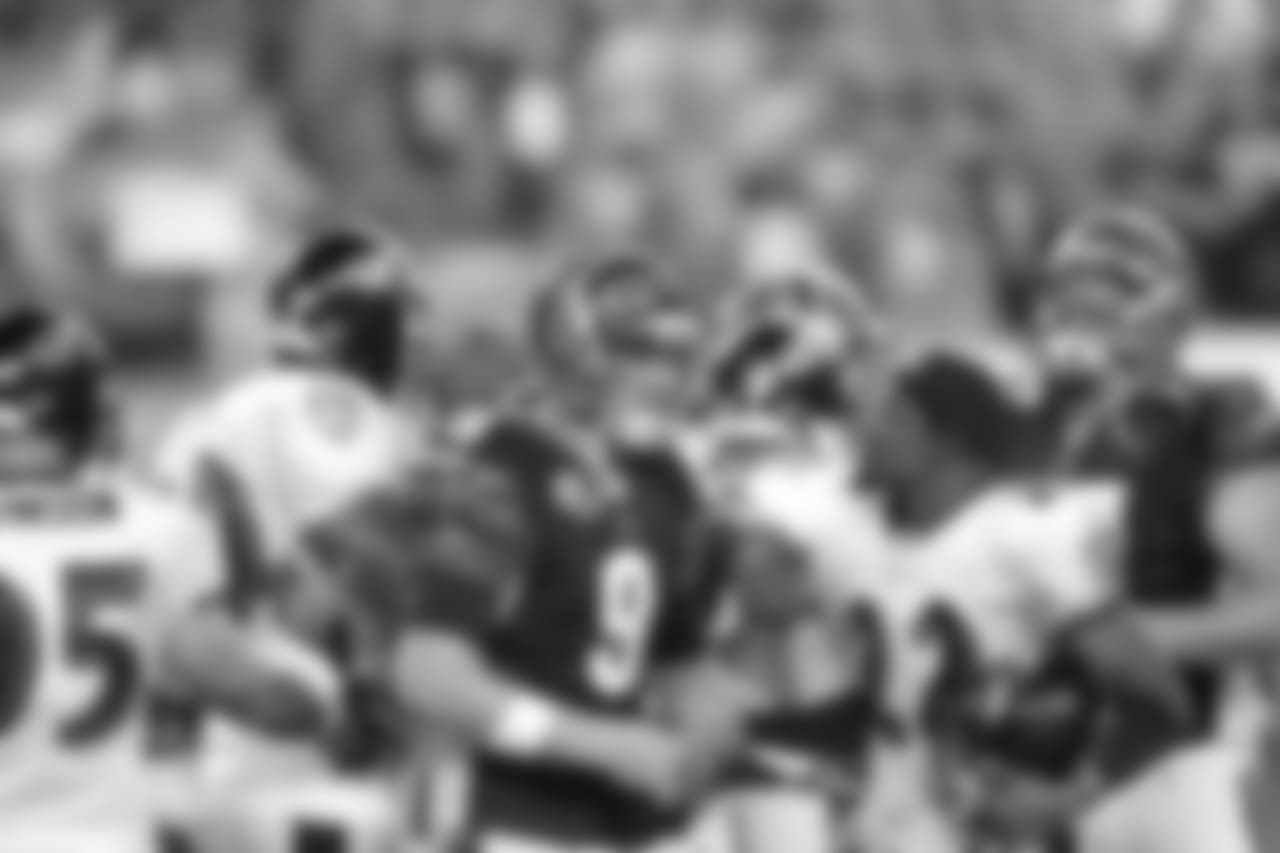 Carson Palmer shakes hands postgame after a 27-20 win over Baltimore in 2007