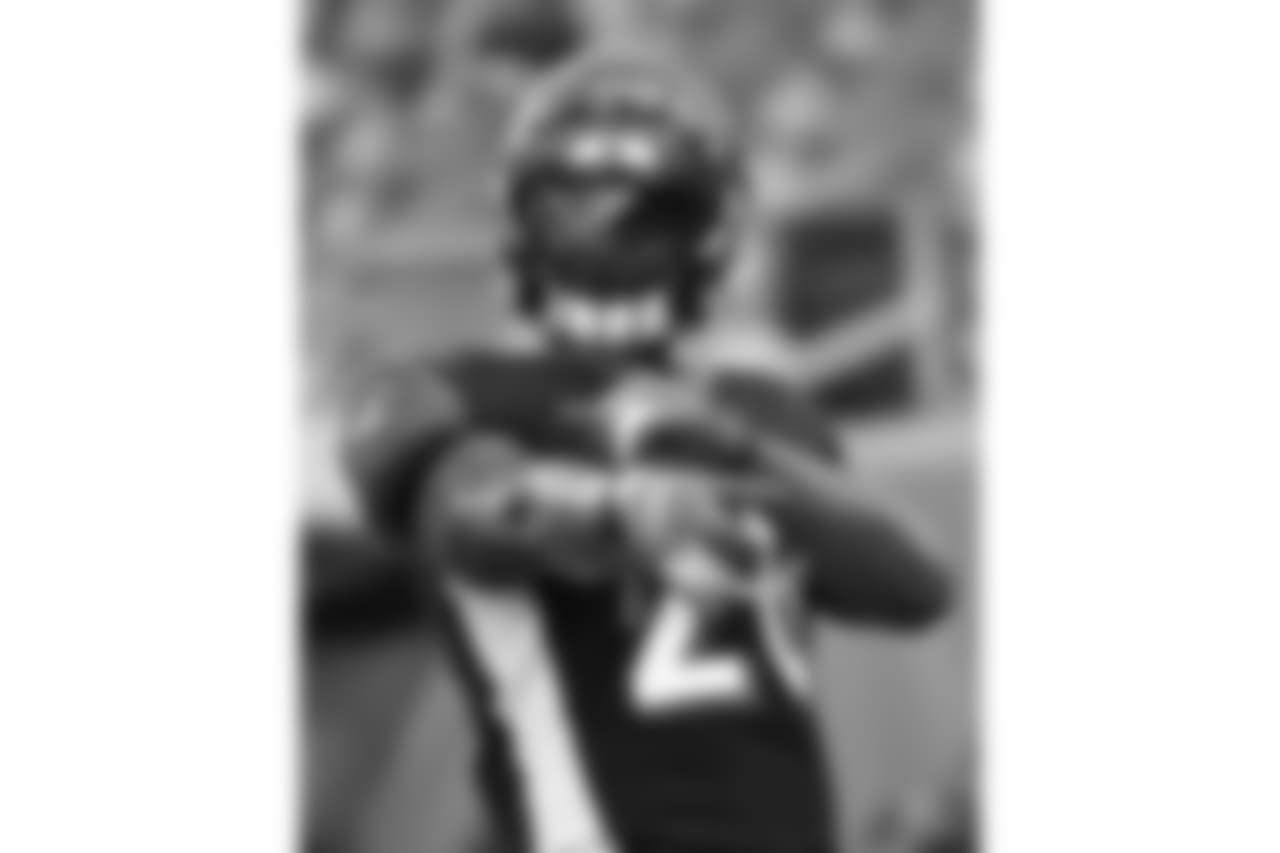 Joe Mixon points to the camera pregame before the Bengals host the Cleveland Browns.