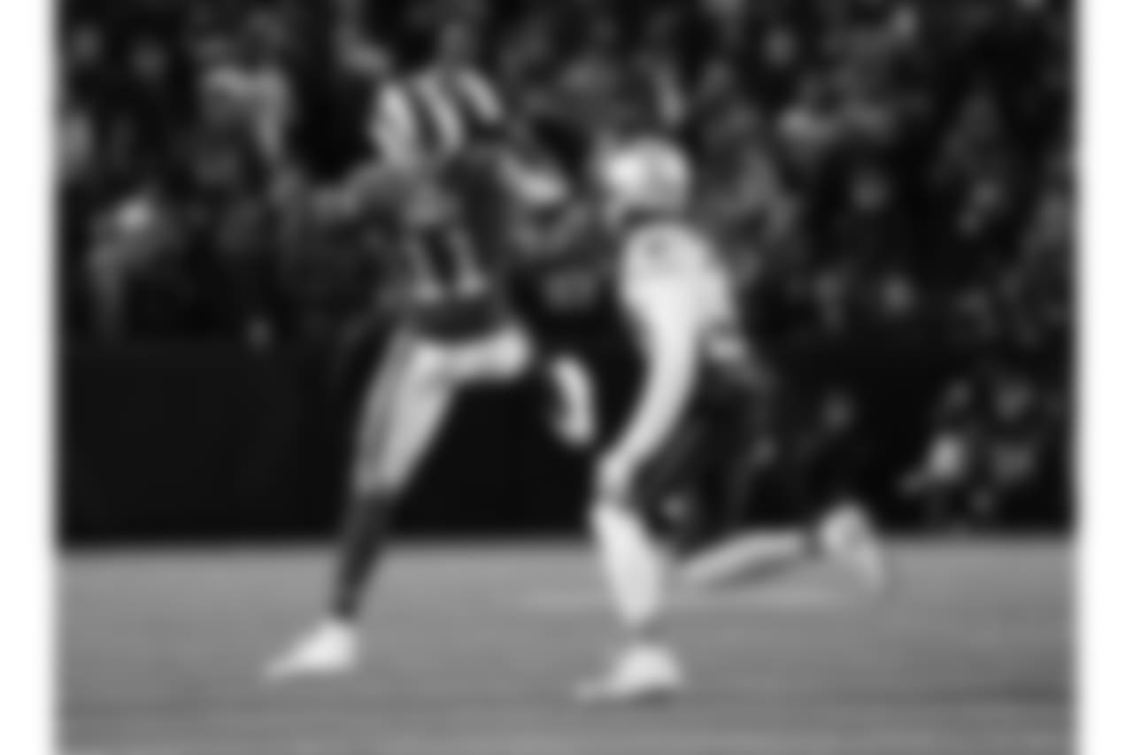 Buffalo Bills receptor de largura Zay Jones (11) recepção - Buffalo Bills vs New England Patriots no New Era Field, 29 de outubro de 2018. Foto por Bill Wippert
