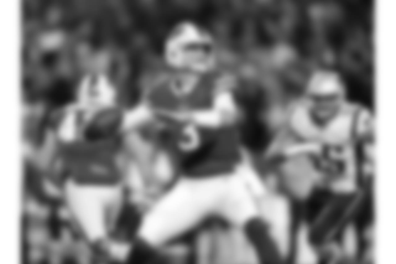 O quarterback de Buffalo Bills Derek Anderson (3) olha para derrubar o campo. - Buffalo Bills vs New England Patriots no New Era Field, 29 de outubro de 2018. Foto por Craig Melvin