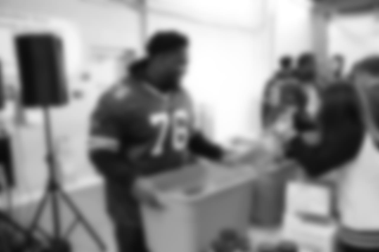 Buffalo Bills players, families & staff take part in the Thanksgiving Blitz at the Food Bank of WNY, November 19, 2018.
Photo by Bill Wippert