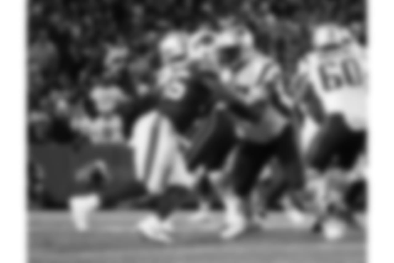 Final defensivo de Buffalo Bills Jerry Hughes (55) - Buffalo Bills vs New England Patriots no New Era Field, 29 de outubro de 2018. Foto de Sara Schmidle