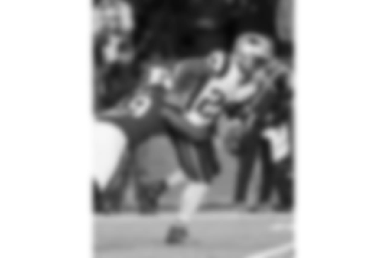 O zagueiro de Buffalo Bills Tremaine Edmunds (49) faz um tackle - Buffalo Bills vs New England Patriots no New Era Field, 29 de outubro de 2018. Foto por Craig Melvin