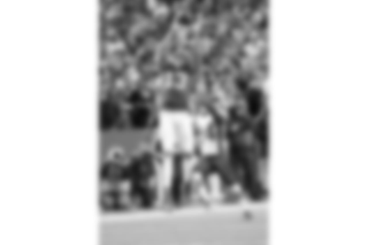 Kelvin Benjamin (13), saltador do Buffalo Bills, salta para o segundo tempo. Buffalo Bills vs New England Patriots no New Era Field, 29 de outubro de 2018. Foto por Craig Melvin