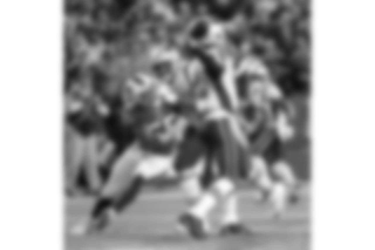 Final defensivo de Buffalo Bills Jerry Hughes (55) perseguição Tom Brady, quarterback do New England Patriots. - Buffalo Bills contra New England Patriots no New Era Field, 29 de outubro de 2018. Foto de Craig Melvin