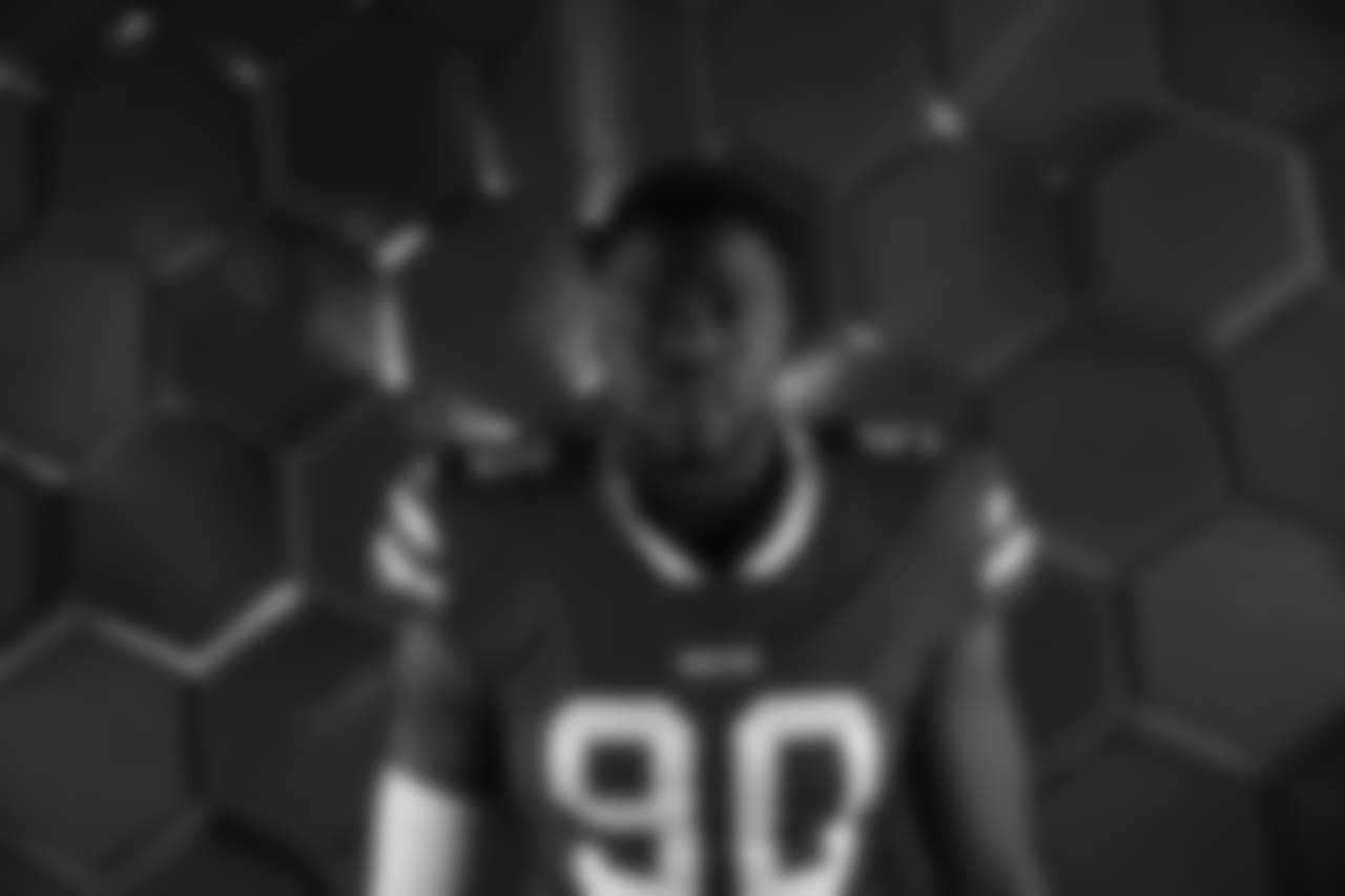 DE Shaq Lawson (90)