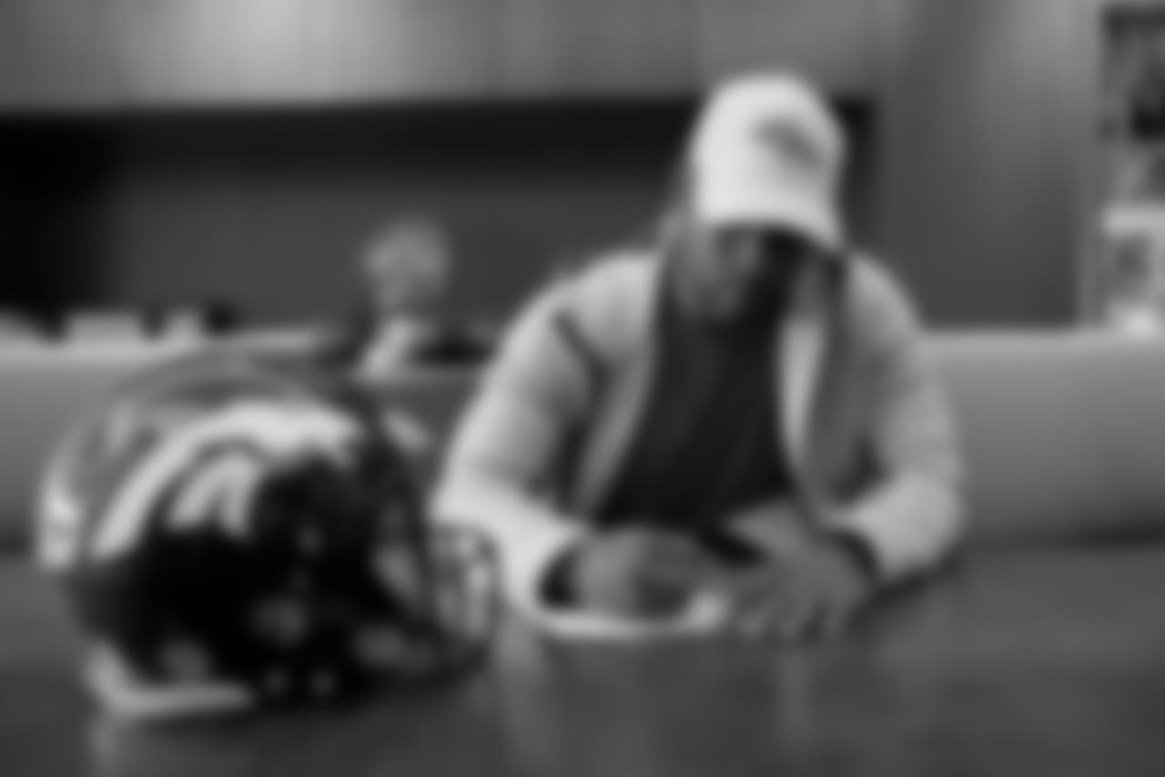 RB David Williams signs his rookie contract.