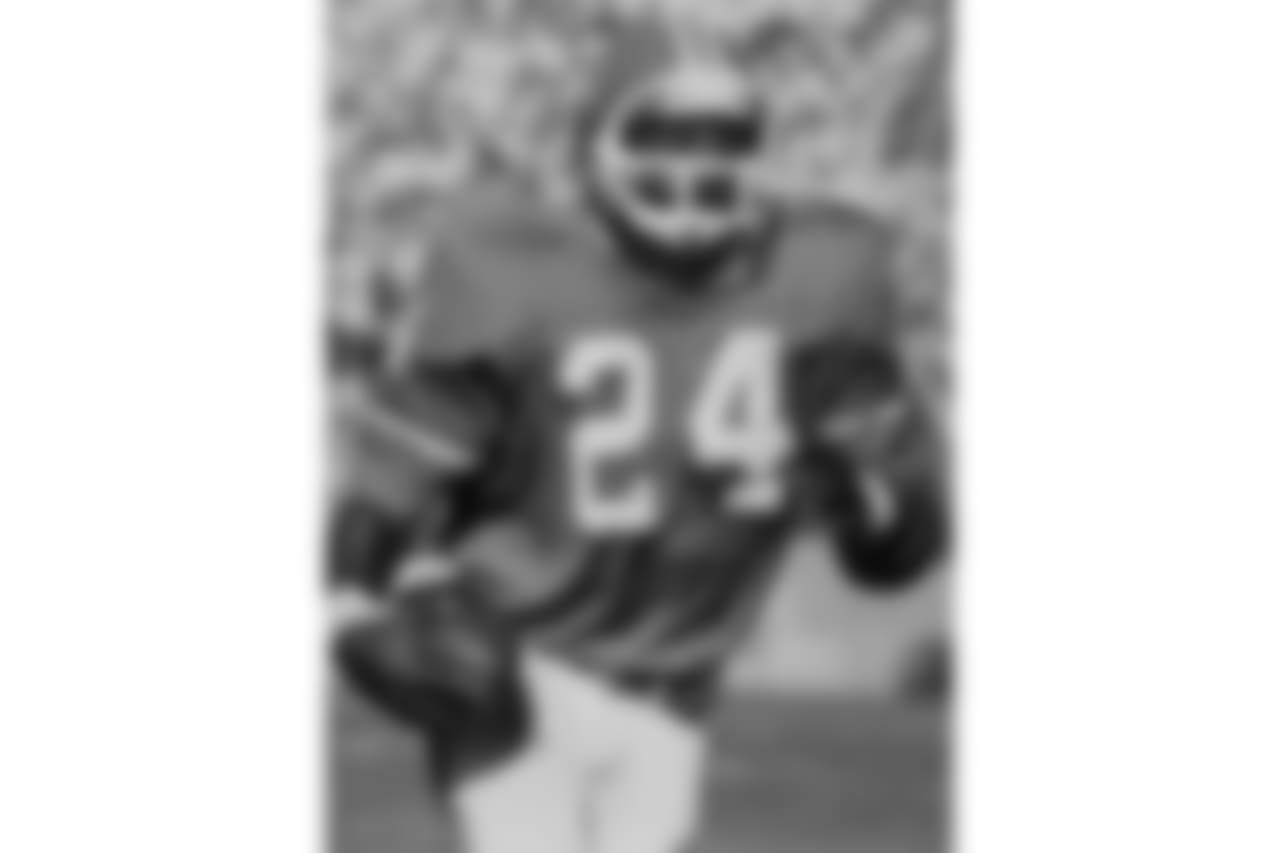 Running back Otis Armstrong runs the ball upfield during an October 20, 1974 win (27-7) over the San Diego Chargers at Mile High Stadium.