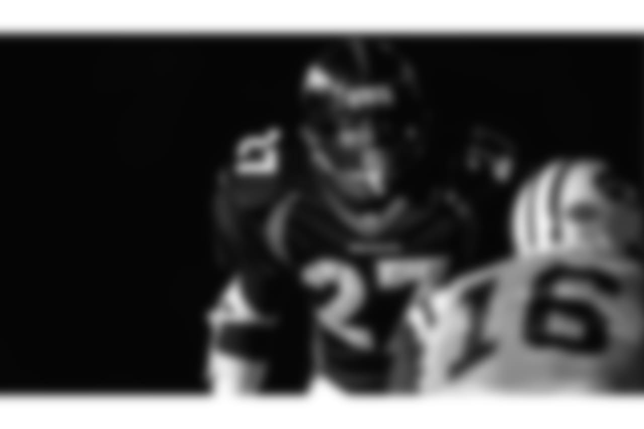 Steve Atwater awaits the snap of the ball against the New York Jets at Mile High Stadium in Denver, CO on January 17, 1999.
