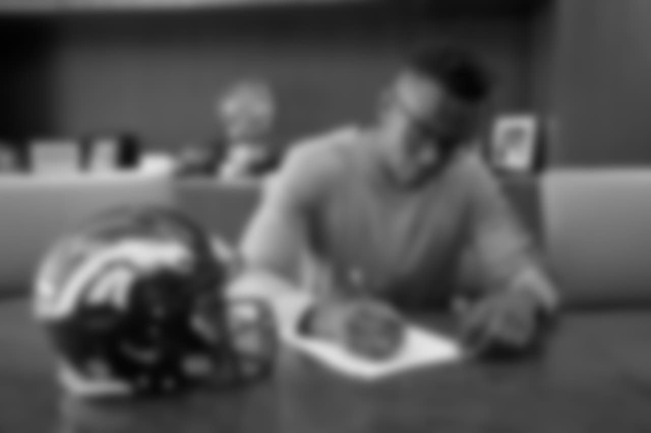 WR DaeSean Hamilton signs his rookie contract.