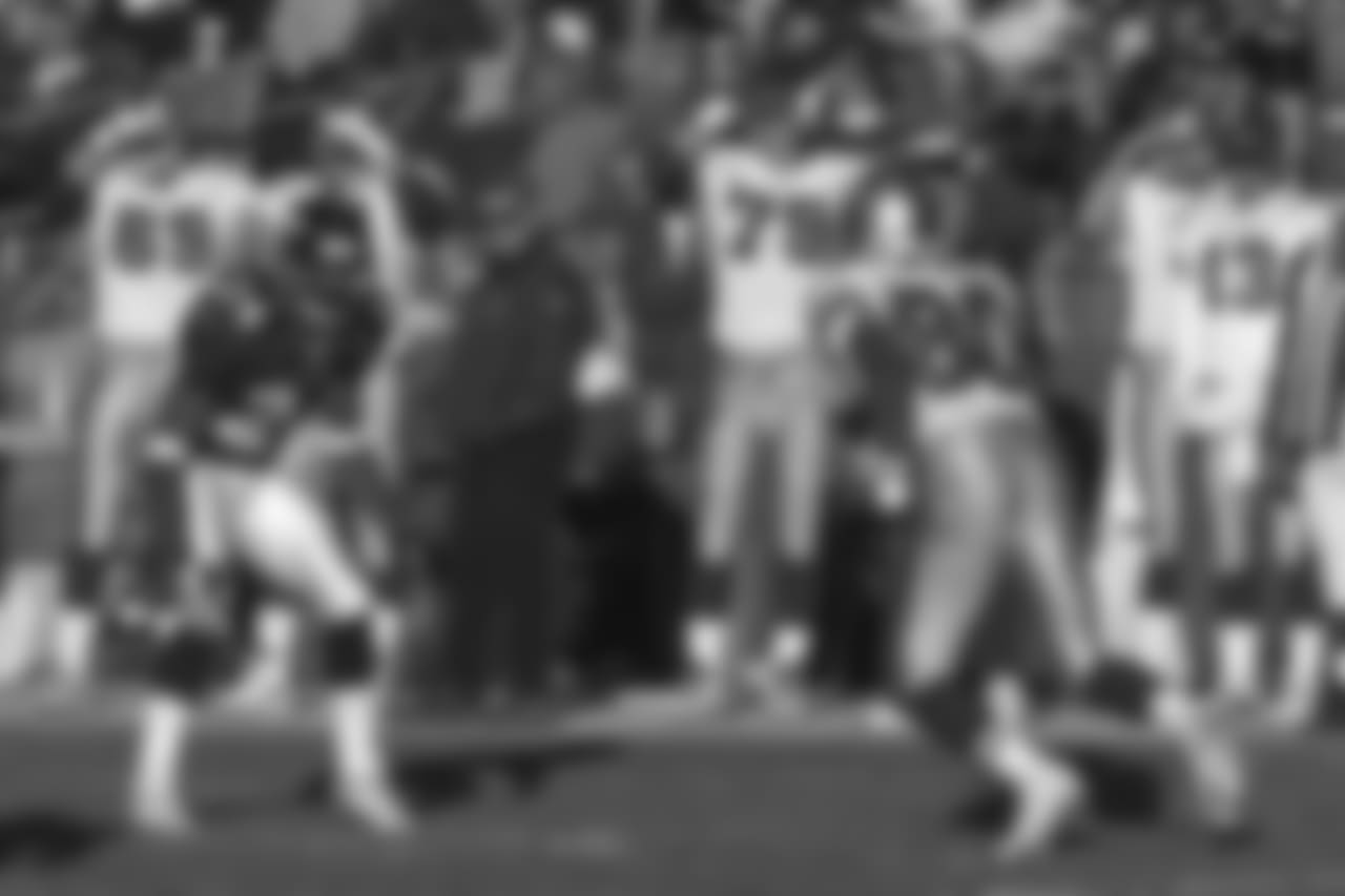 Deltha O' Neal drops back into pass coverage against the San Francisco 49ers at Mile High Stadium in Denver, CO on December 23, 2000.