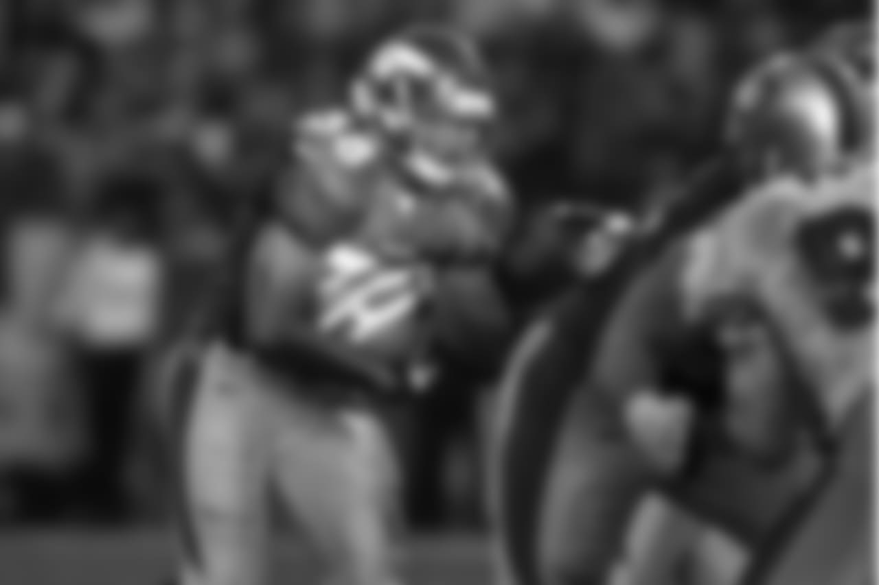 Mike Anderson rushes the ball against the San Francisco 49ers at Mile High Stadium in Denver, CO on December 23, 2000.