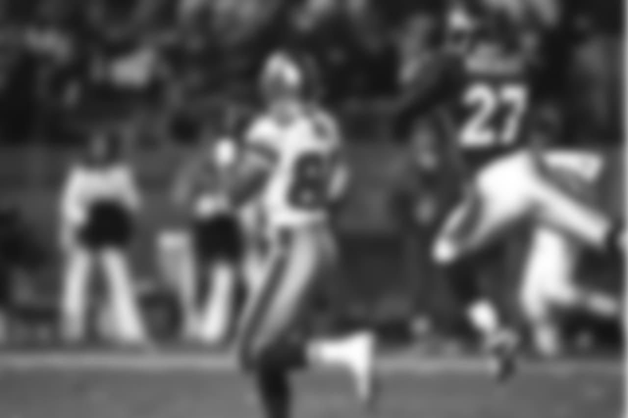 Terrell Buckley intercepts a 49er's pass attempt against the San Francisco 49ers at Mile High Stadium in Denver, CO on December 23, 2000.