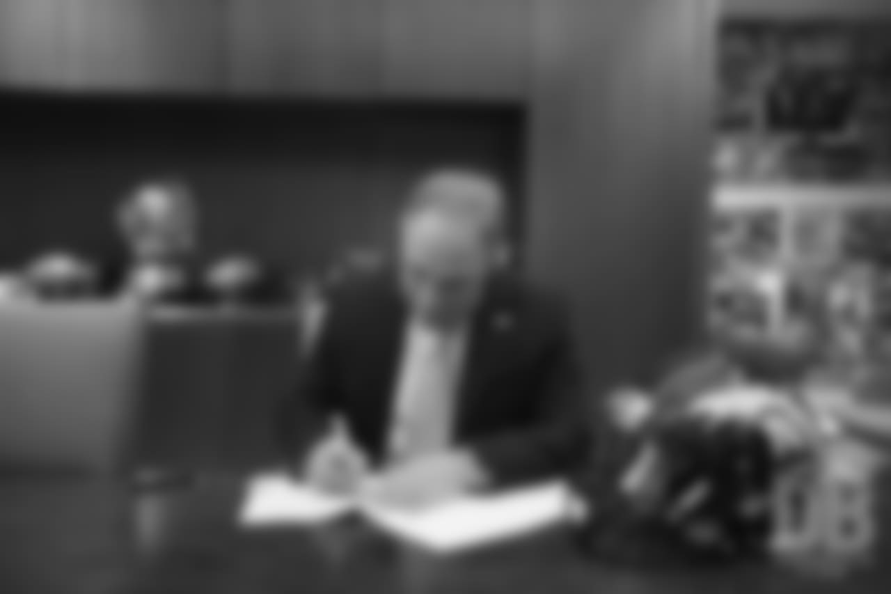 Vic Fangio signs his contract to become the Broncos' head coach on January 10, 2019.
Photo by Gabriel Christus