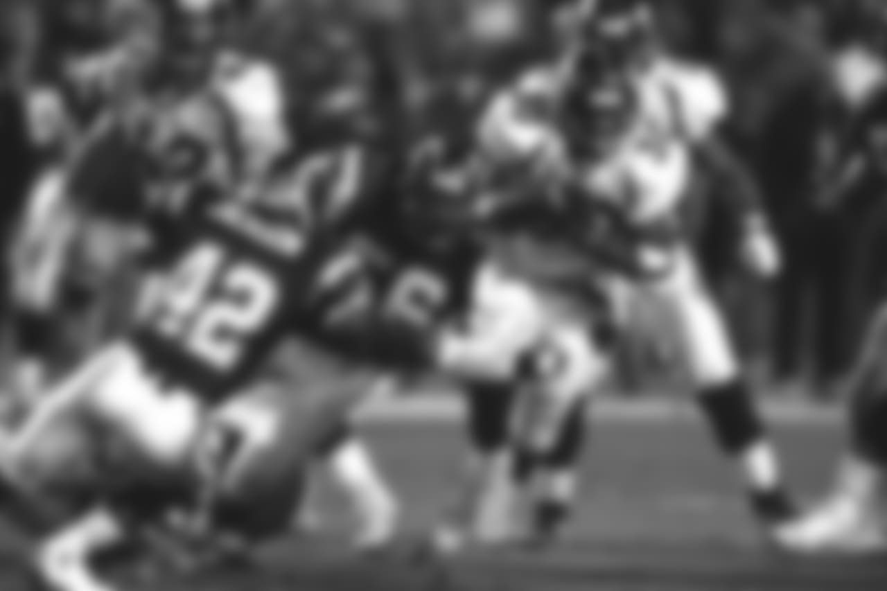Terrell Davis rushes the ball against the San Diego Chargers at Qualcomm Stadium in San Diego, CA on November 29, 1998.