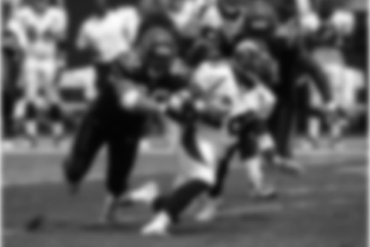 Clinton Portis rushes the ball against the Cincinnati Bengals at Paul Brown Stadium in Cleveland, Ohio on September 7, 2003.