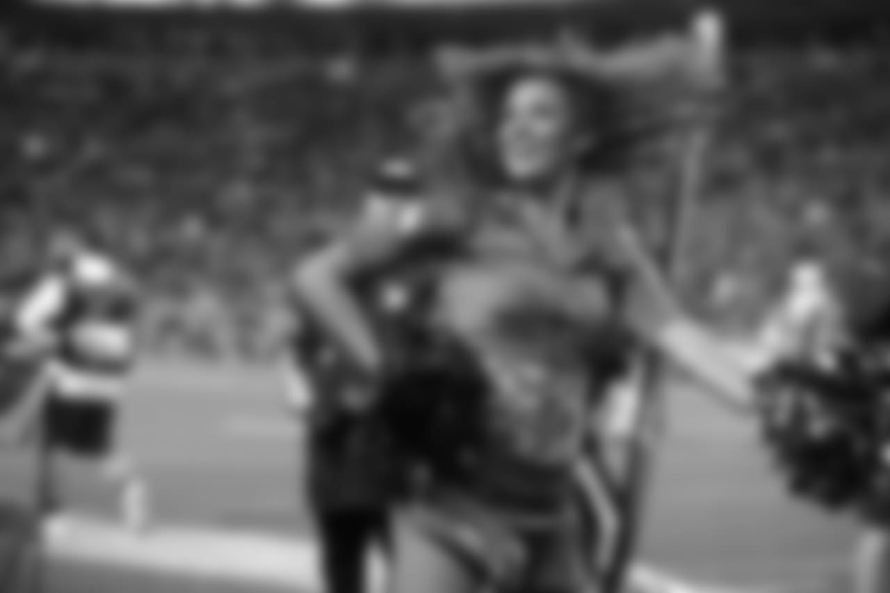 171112, Denver Broncos, New England Patriots, NEP, SNF DBC, Cheerleaders Breanna
