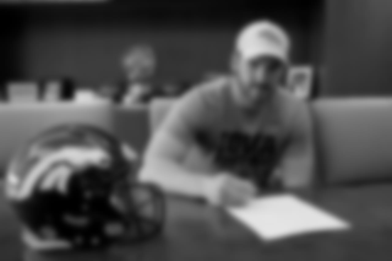 LB Josey Jewell signs his rookie contract.