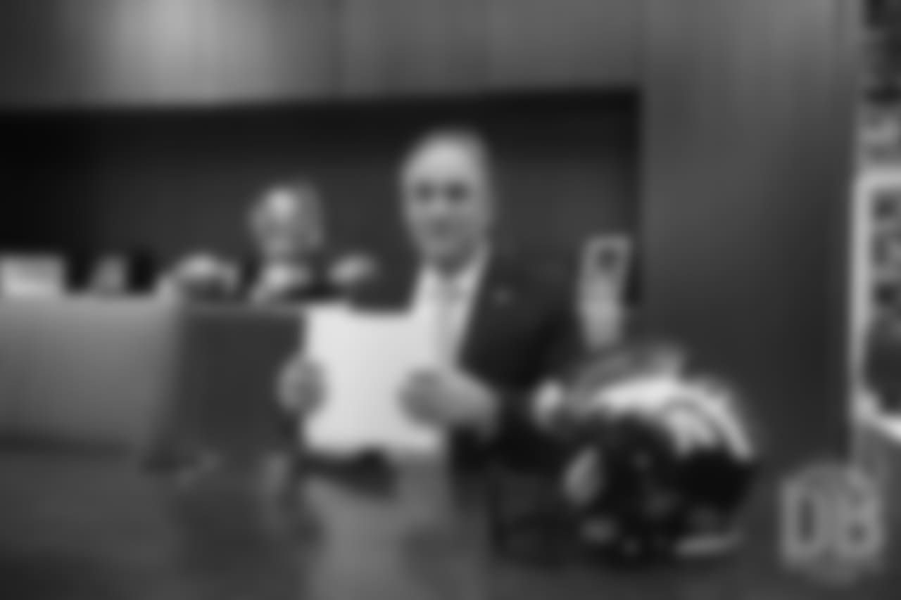 Vic Fangio signs his contract to become the Broncos' head coach on January 10, 2019.
Photo by Gabriel Christus