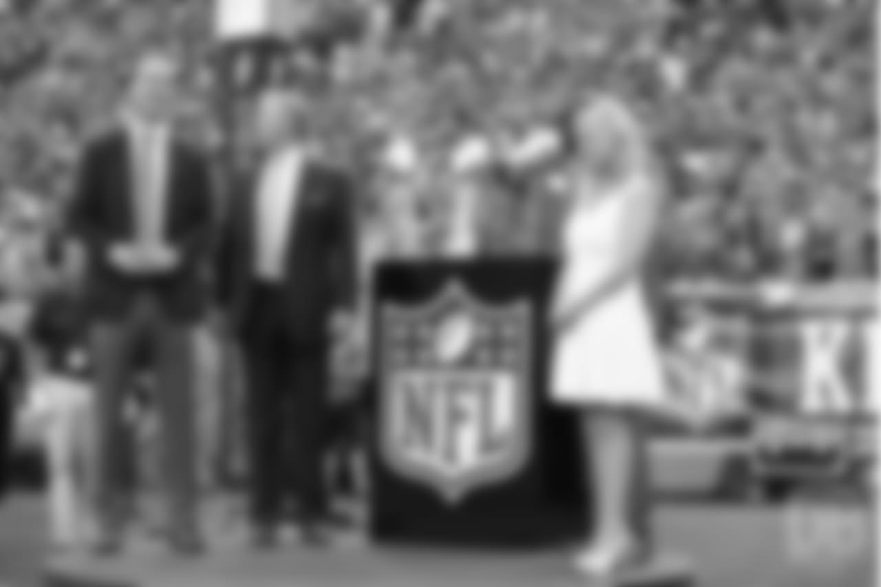 Peyton Manning, John Elway,Terrell Davis and Annabel Bowlen during pregame ceremonies celebrating the Broncos' three Super Bowl championships on Sept. 8, 2016.