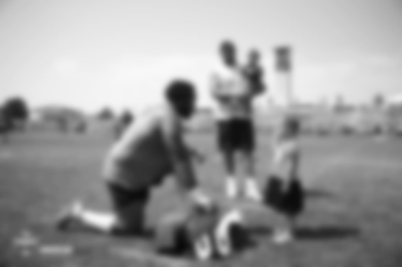 Jared Veldheer with his children and Max Garcia during training camp at UCHealth Training Center in Centennial, CO, August 16, 2018.
Photo by Gabriel Christus