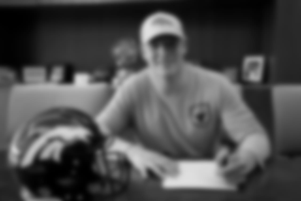TE Troy Fumagalli signs his rookie contract.