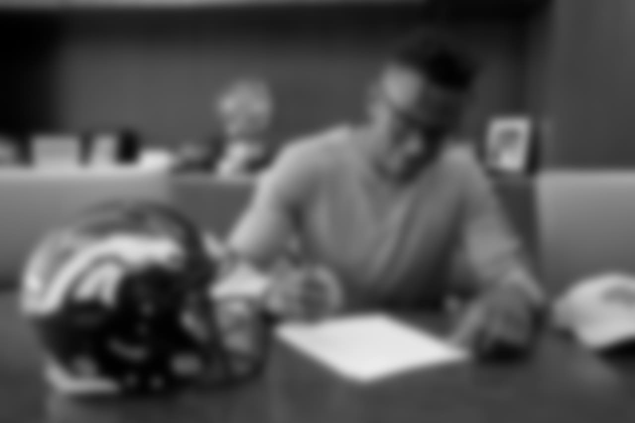 WR DaeSean Hamilton signs his rookie contract.