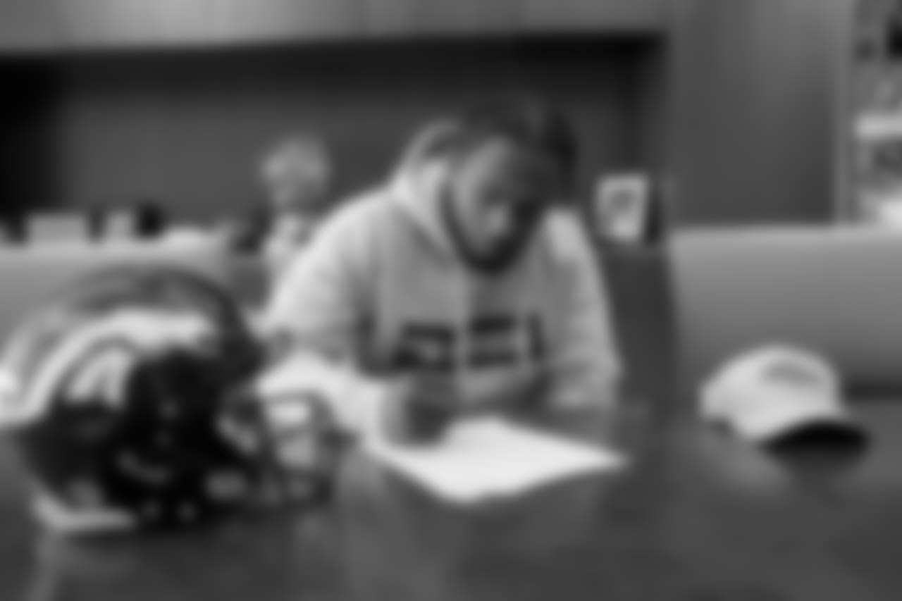 LB Keishawn Bierria signs his rookie contract.