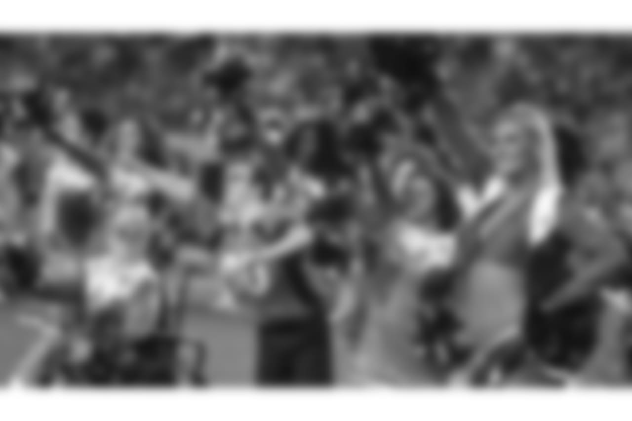 181121_cheer_photo_thumb