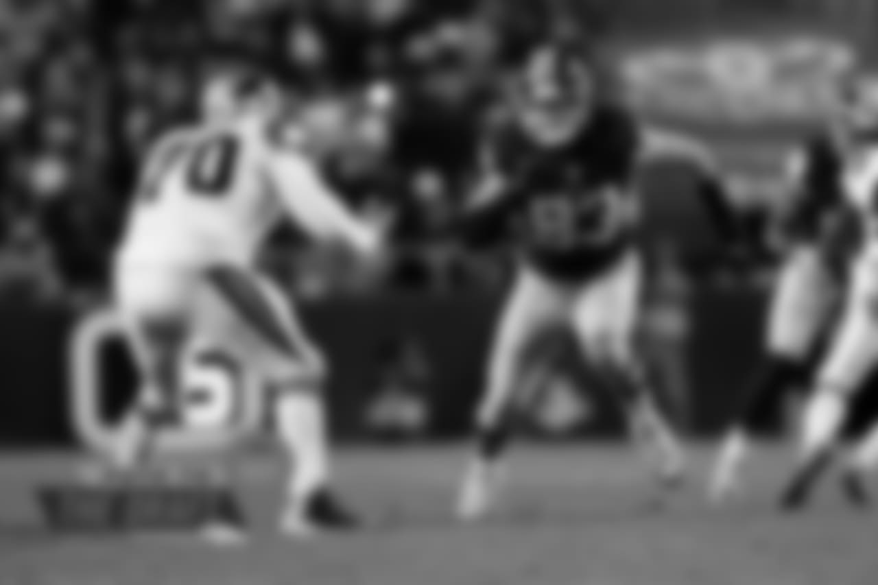 Murphy's 2017 was a disaster. He had a four-game suspension for a PED violation and then tore his ACL and MCL in the preseason opener, ending his season. The team that signs the Stanford product will get a player who was just beginning to reach his potential in 2016, notching nine sacks and three forced fumbles in a sub-package role. Murphy proved to be a good complement to Ryan Kerrigan and could find similar success as a bookend to an elite pass rusher. At 259 pounds, Murphy can operate in 3-4 and 4-3 schemes and should be a good value signing. (Aaron M. Sprecher/AP Images)