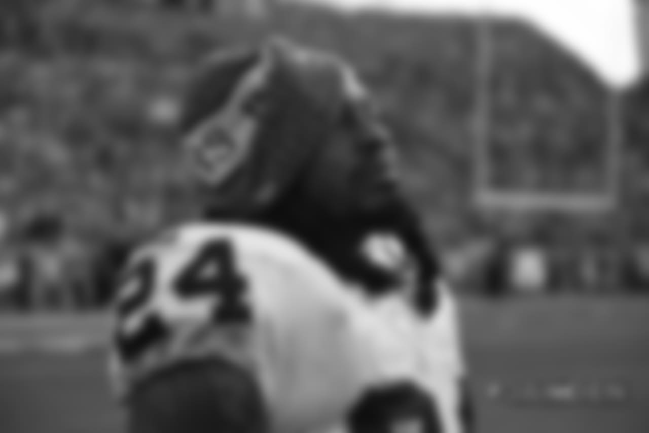 Oakland Raiders running back Marshawn Lynch (24) appears dejected after Denver defeated the Raiders 20-19 an NFL game Sunday, Sep. 16, 2018, in Denver. (Photo: Eric Lars Bakke)