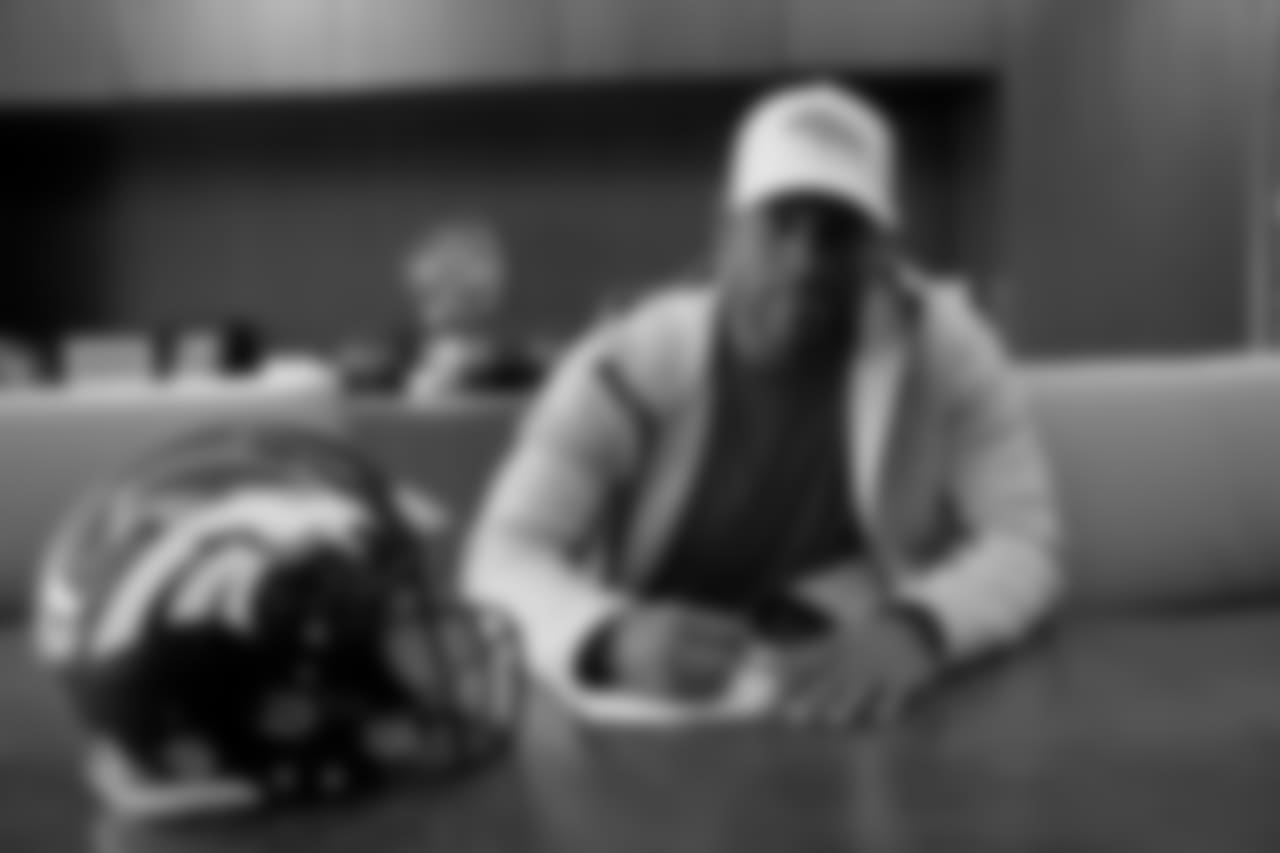 RB David Williams signs his rookie contract.