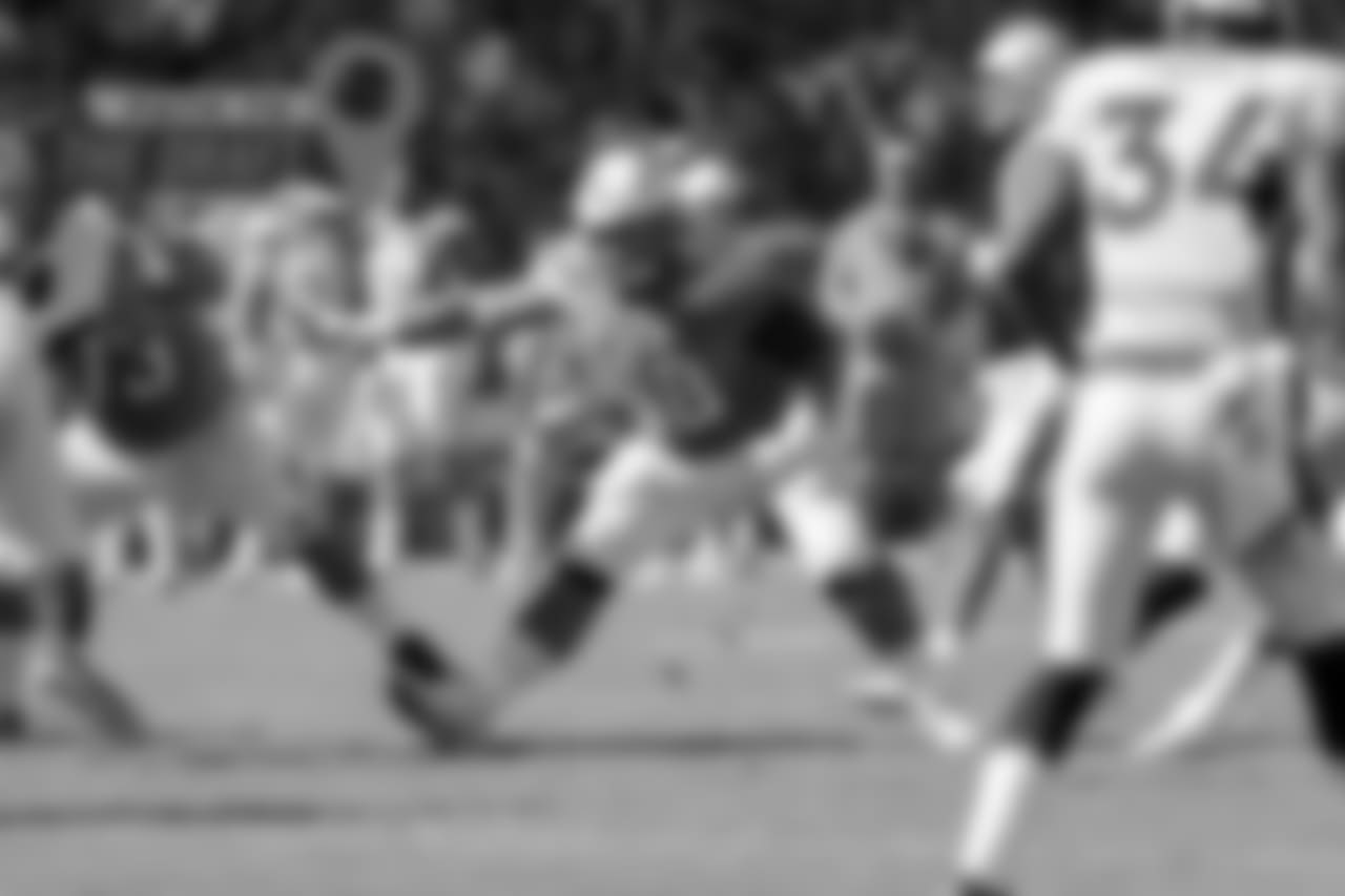 Slauson heads into the market after his 2017 season ended seven weeks in because of a torn biceps muscle. He had been working at left guard after starting all 16 games at center in 2016. He struggled at times before his injury last season, but he should get a chance to start in what would be his 10th season. (G. Newman Lowrance/AP Images)