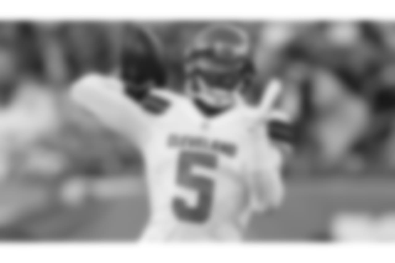 Cleveland Browns quarterback Tyrod Taylor (5) throws a pass during the first half of a preseason NFL football game against the New York Giants, Thursday, Aug. 9, 2018, in East Rutherford, N.J. (AP Photo/Adam Hunger)
