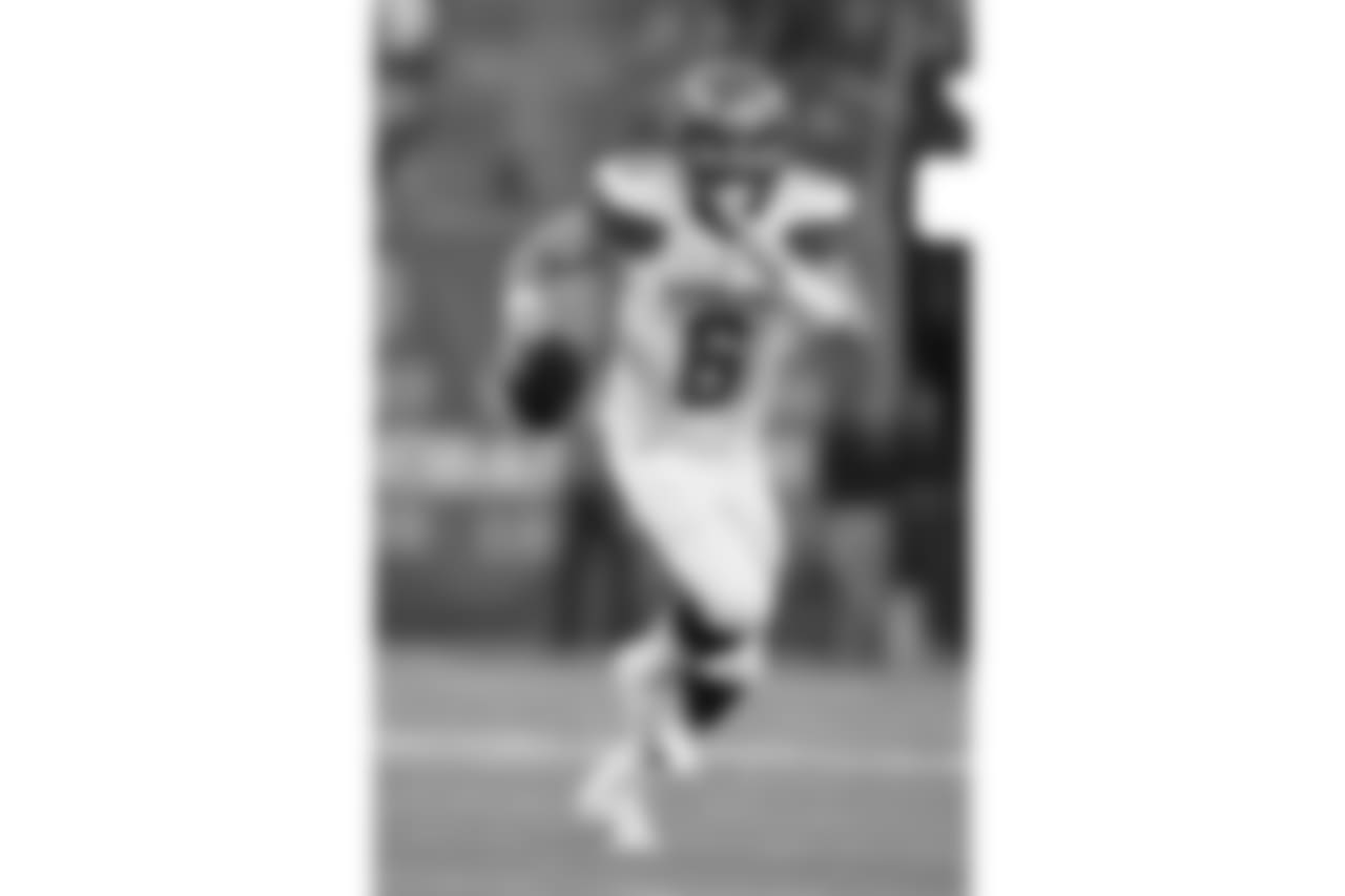 Cleveland Browns quarterback Baker Mayfield (6) looks to pass during the first half of a preseason NFL football game against the New York Giants, Thursday, Aug. 9, 2018, in East Rutherford, N.J. (AP Photo/Adam Hunger)