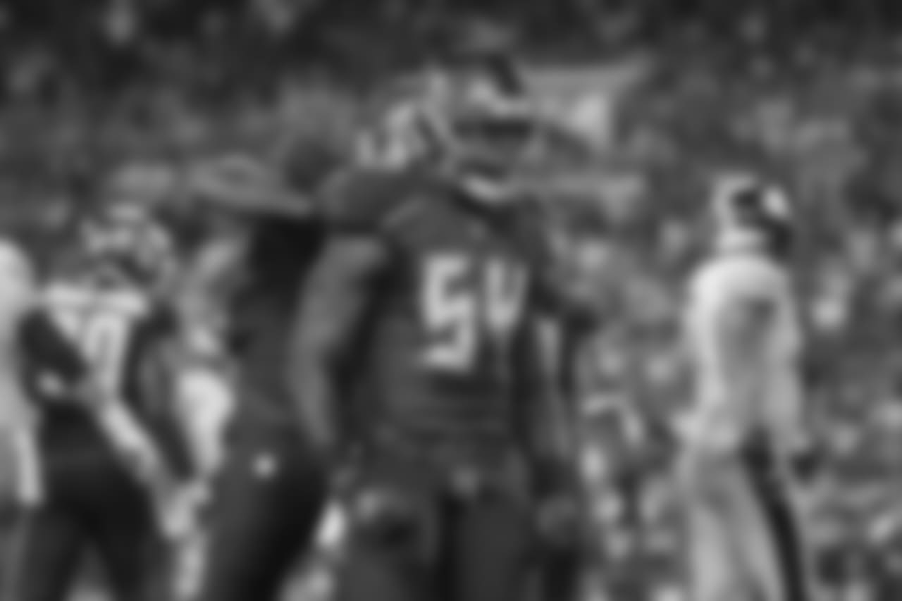 LB Lavonte David, No. 54