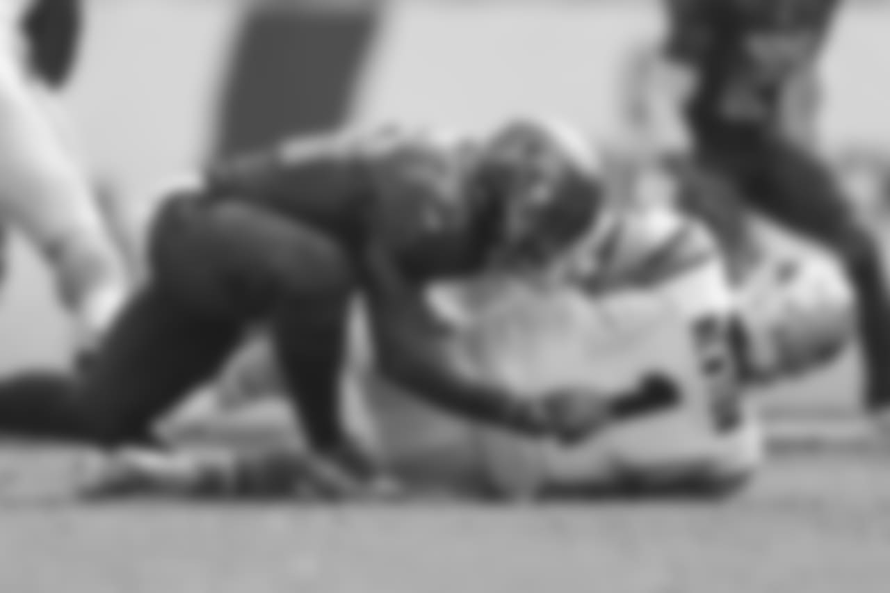 LB Lavonte David, No. 54