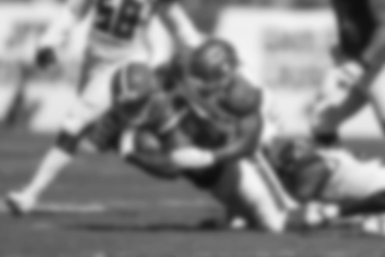 LB Lavonte David, No. 54