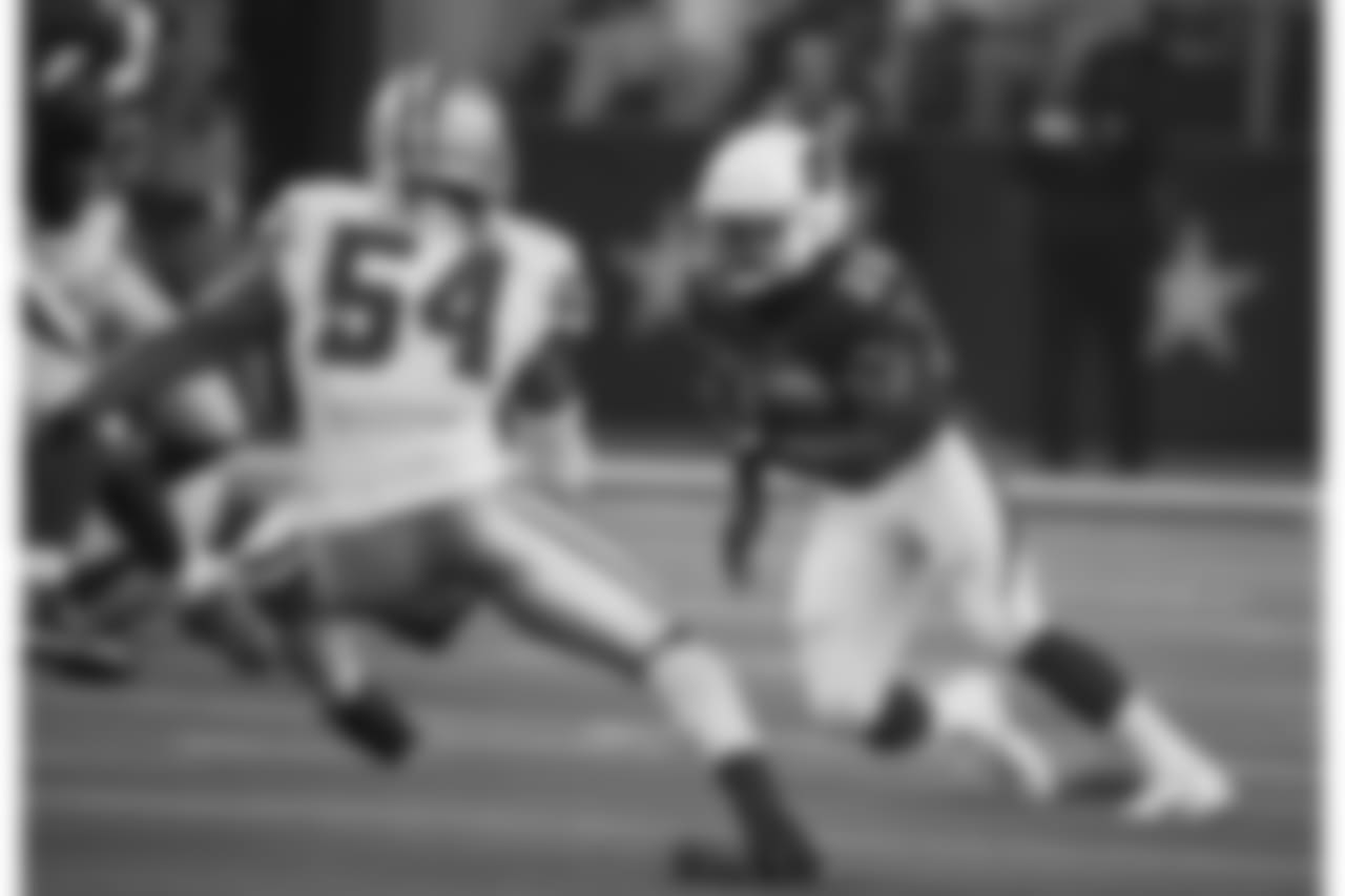 Cardinals running back Chase Edmonds carries as Dallas Cowboys linebacker Jaylon Smith defends.