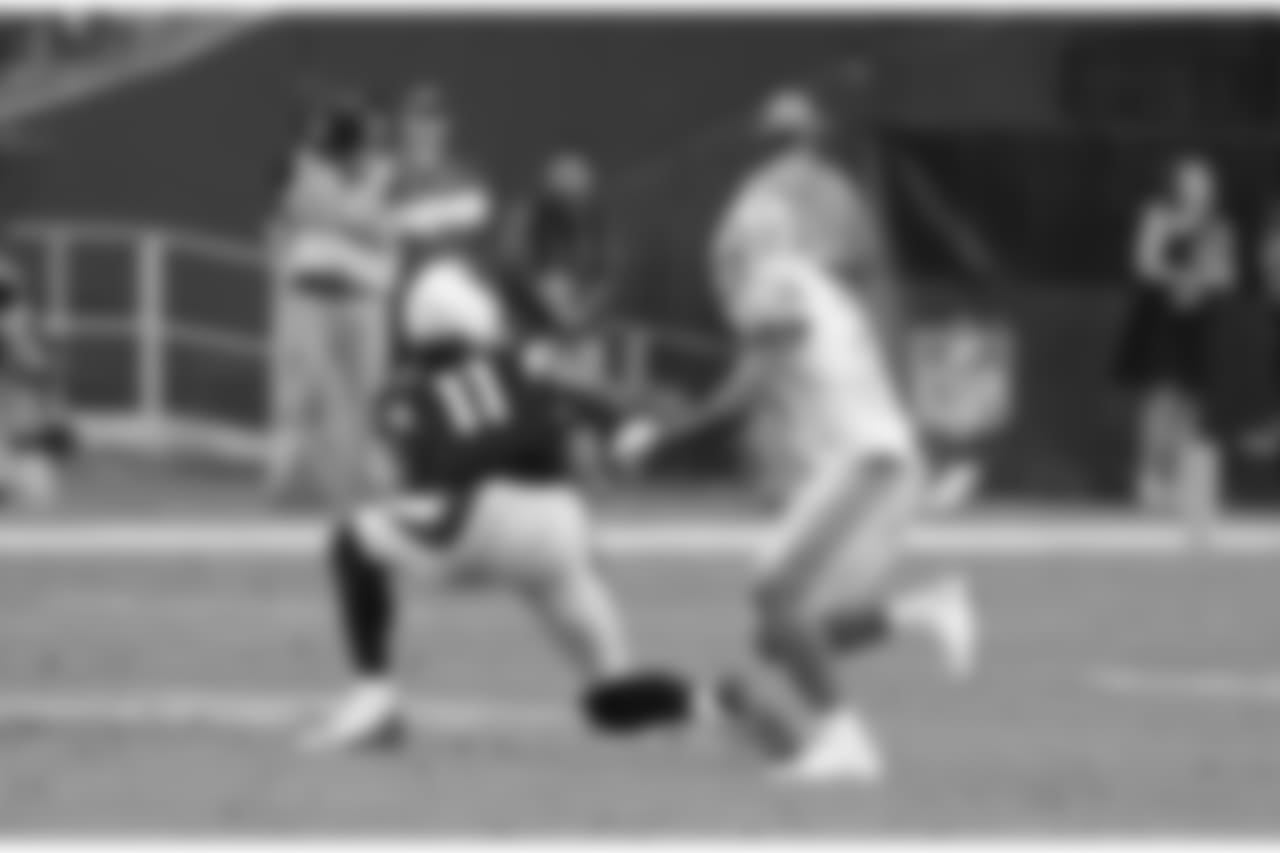 WR Larry Fitzgerald with his catch to move him past Jerry Rice for most all-time receptions for a single team