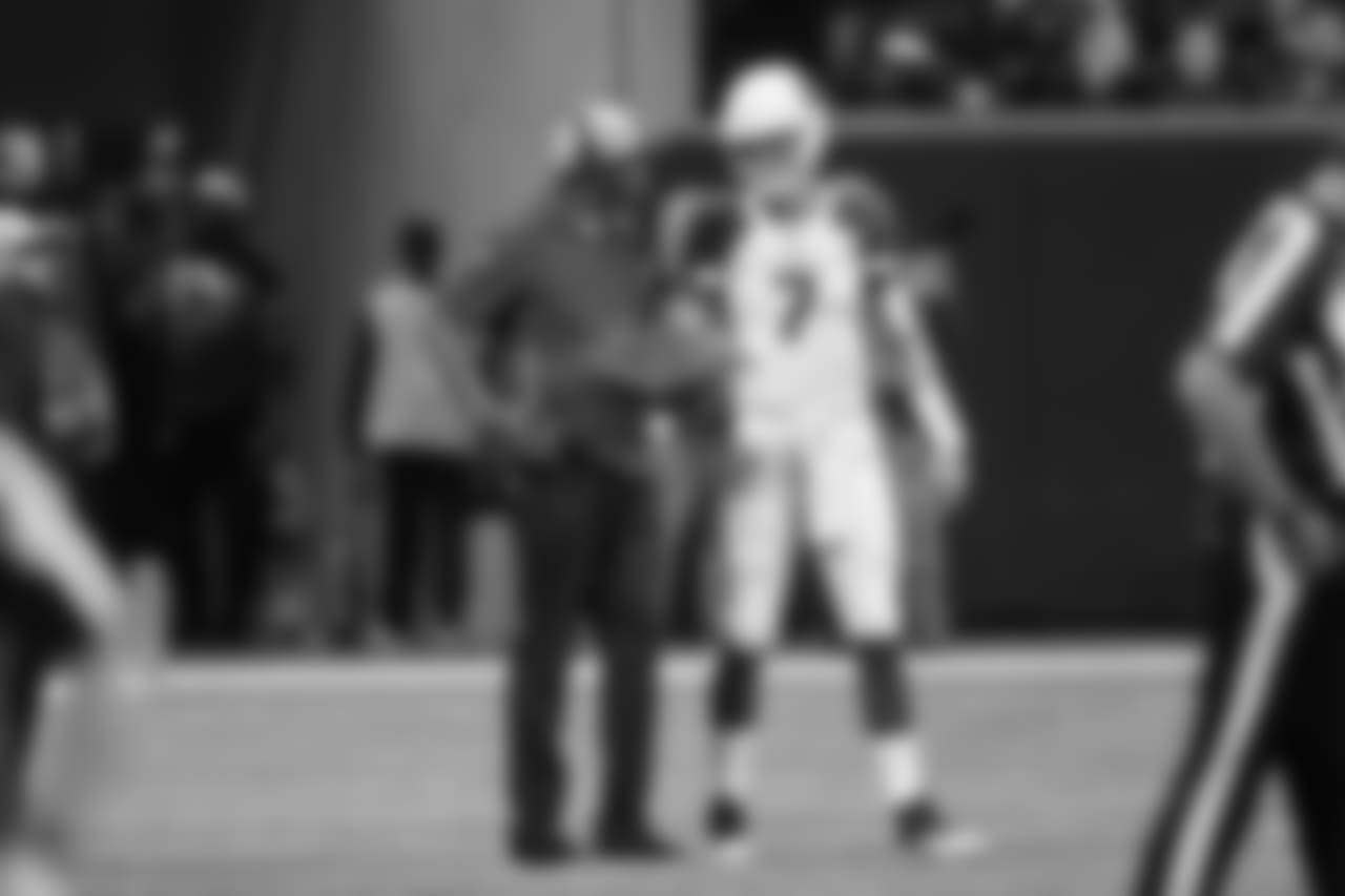 Offensive coordinator Byron Leftwich (left) speaks with QB Mike Glennon (right)