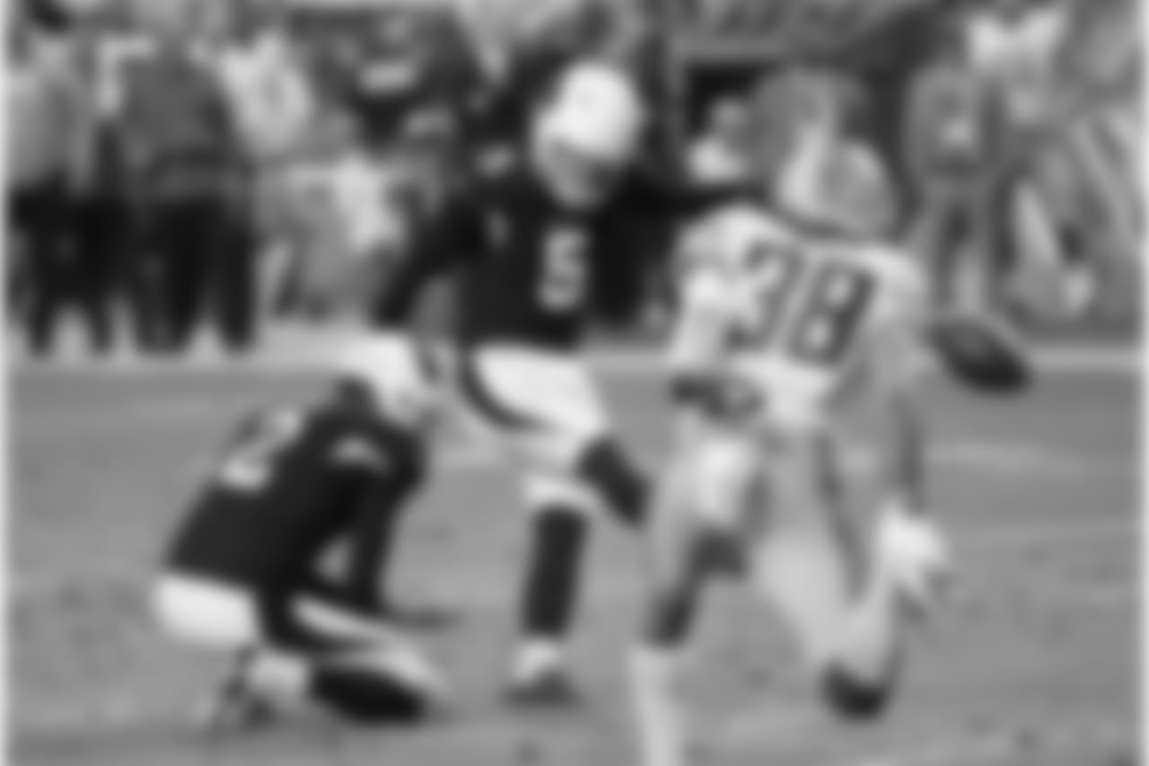 Cardinals K Zane Gonzalez nails the field goal in the fourth quarter against the Lions