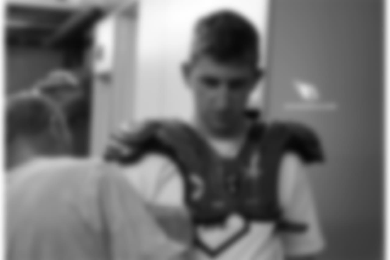 QB Josh Rosen tries on his pads
