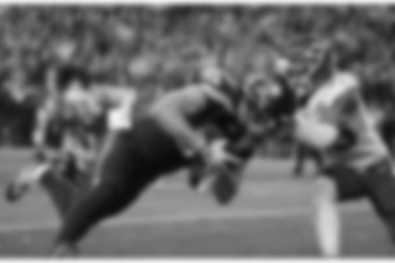Tight end Nick Vannett